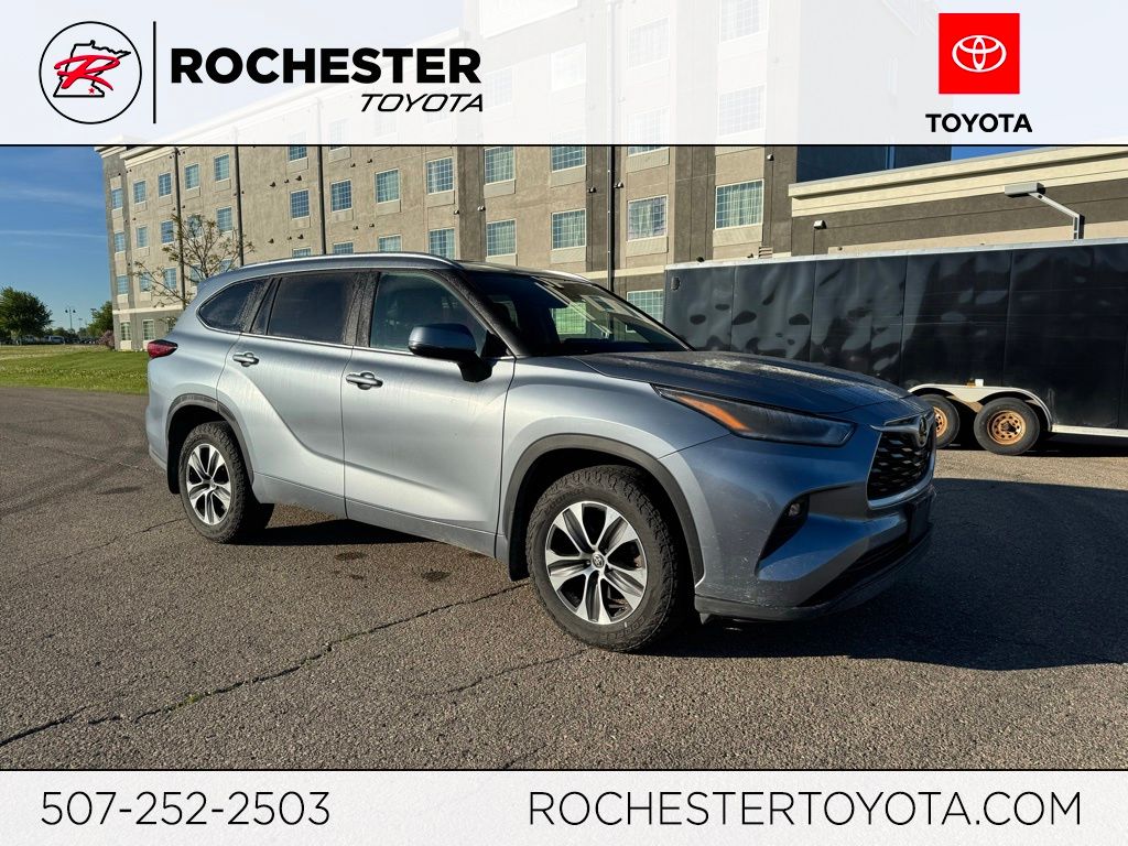 Moon Dust 2021 Toyota Highlander XLE AWD SUV / Crossover All-Wheel Drive 8-Speed Automatic