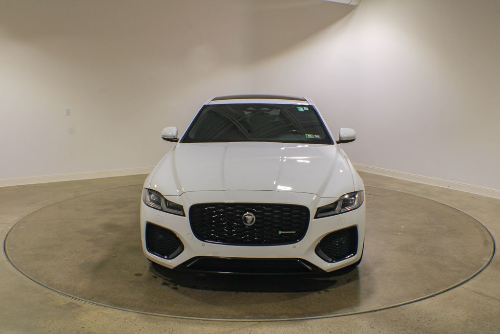 Certified Used 2022  Jaguar R-Dynamic SE image 9