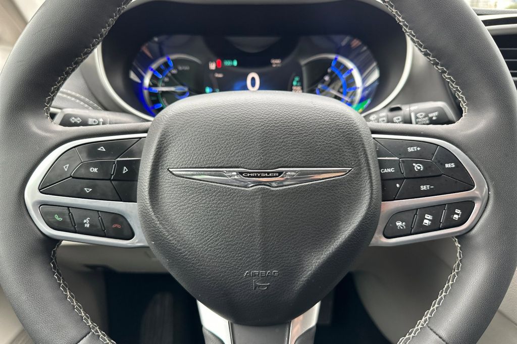 2023 Chrysler Pacifica Hybrid Touring L photo