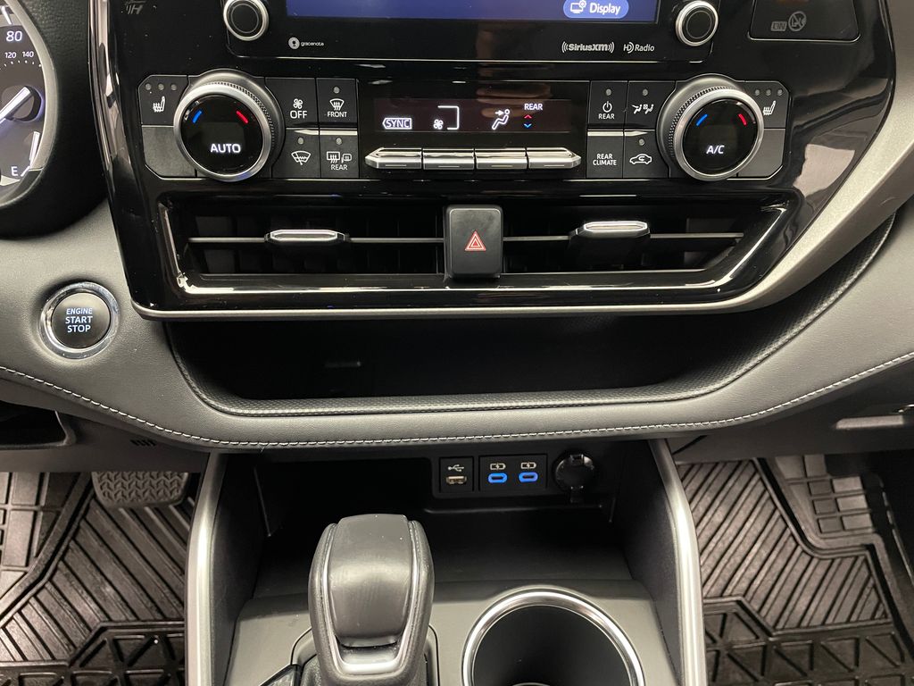 Thumbnail: 2022 Toyota Highlander - 26