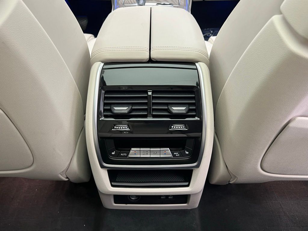 Thumbnail: 2022 BMW X7 - 10
