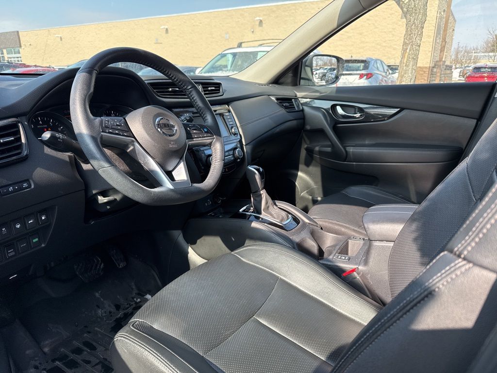 Used 2020 White Nissan SL image 4