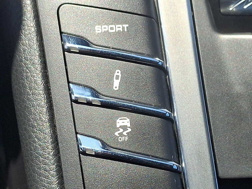 2015 Porsche Macan Turbo 28