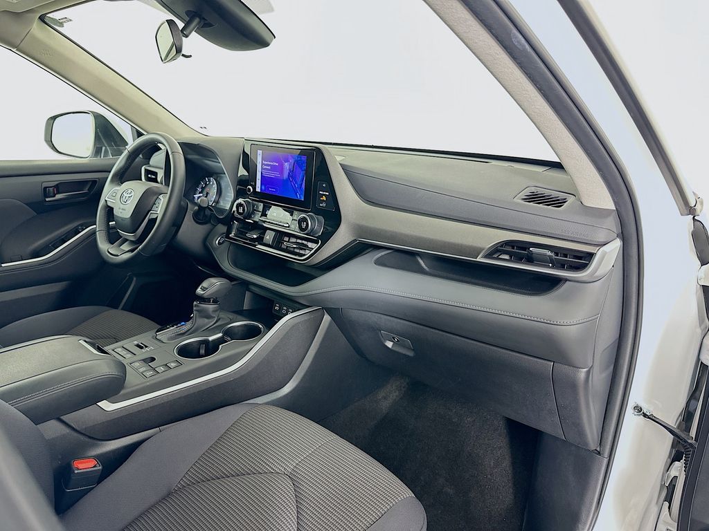 2024 Toyota Highlander LE 29