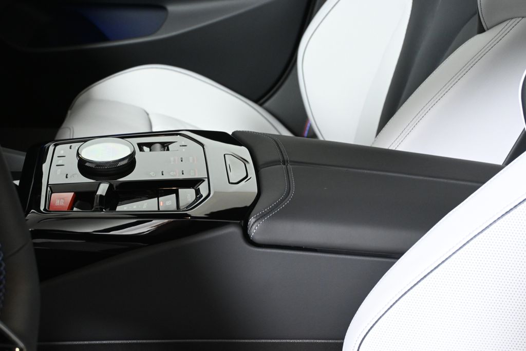 Thumbnail: 2026 BMW M5 - 25