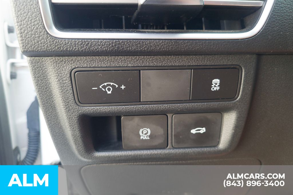 Used 2025 White Hyundai SEL image 17