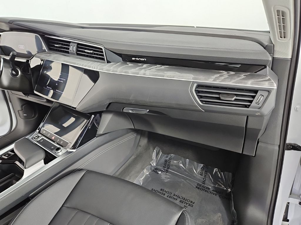 Thumbnail: 2024 Audi Q8 e-tron - 15