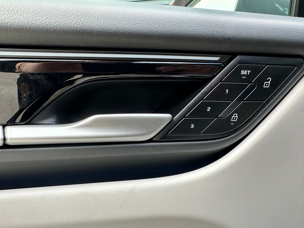 Thumbnail: 2025 Porsche Macan - 19