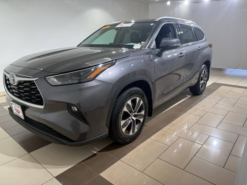 2022 Toyota Highlander XLE 2