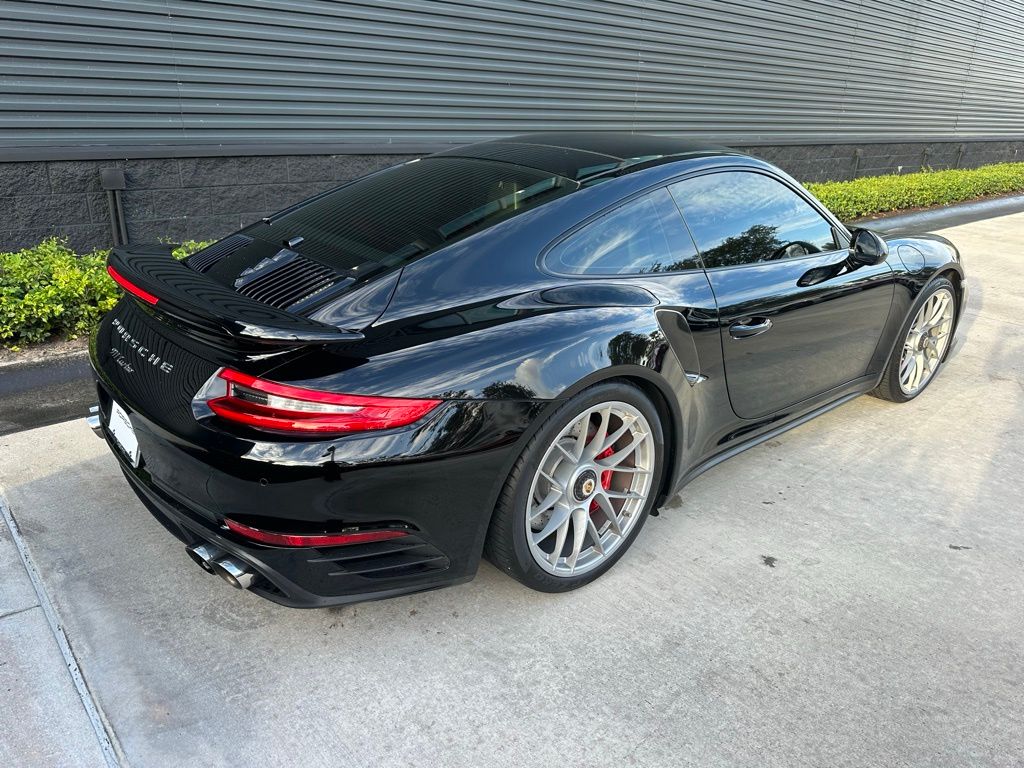 Thumbnail: 2017 Porsche 911 - 9