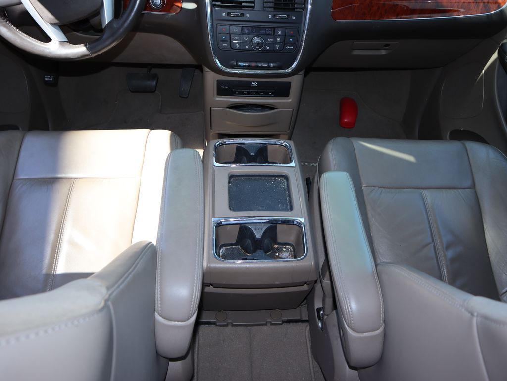 Thumbnail: 2015 Chrysler Town & Country - 8