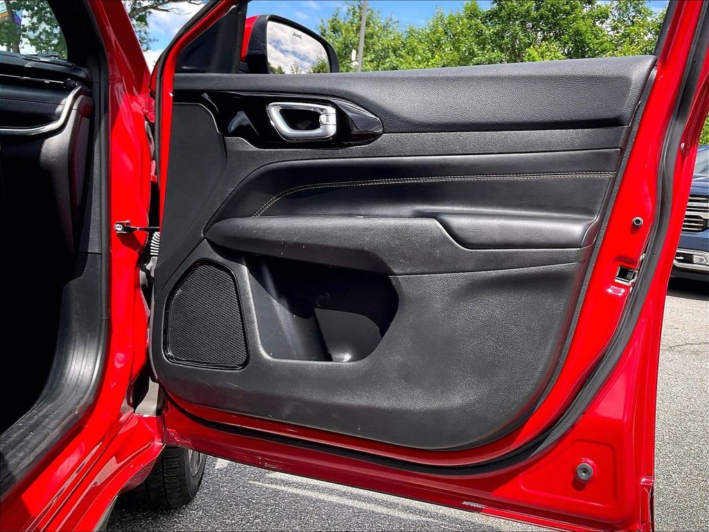 2023 Jeep Compass — photo 11