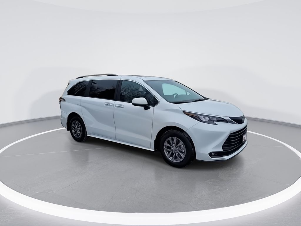 2025 Toyota Sienna XLE 2