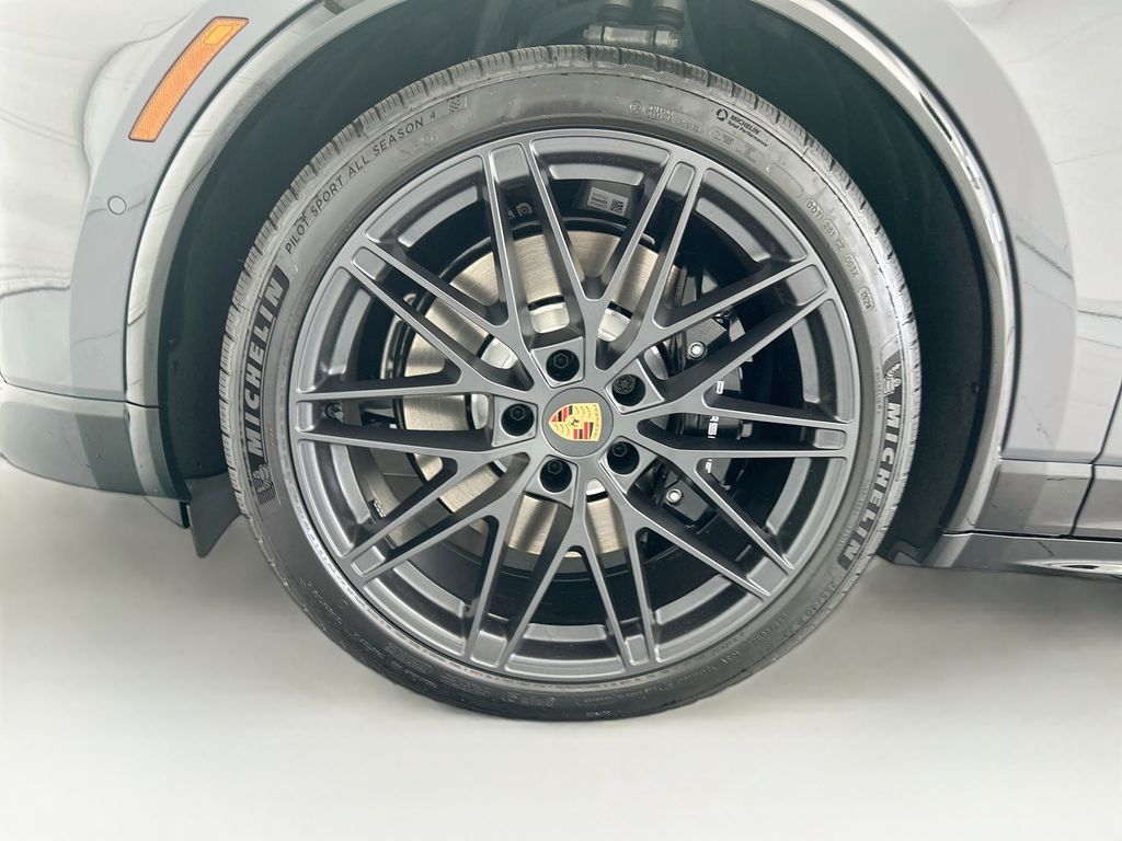 Thumbnail: 2026 Porsche Macan - 30
