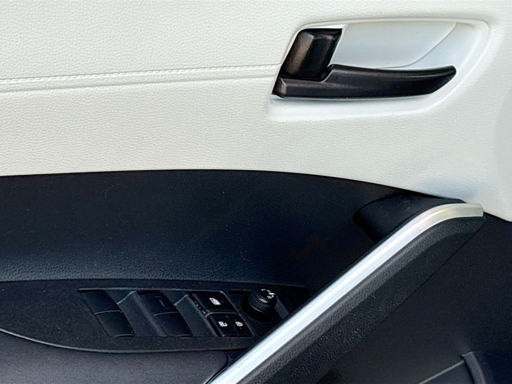 Thumbnail: 2023 Toyota Corolla Cross - 23