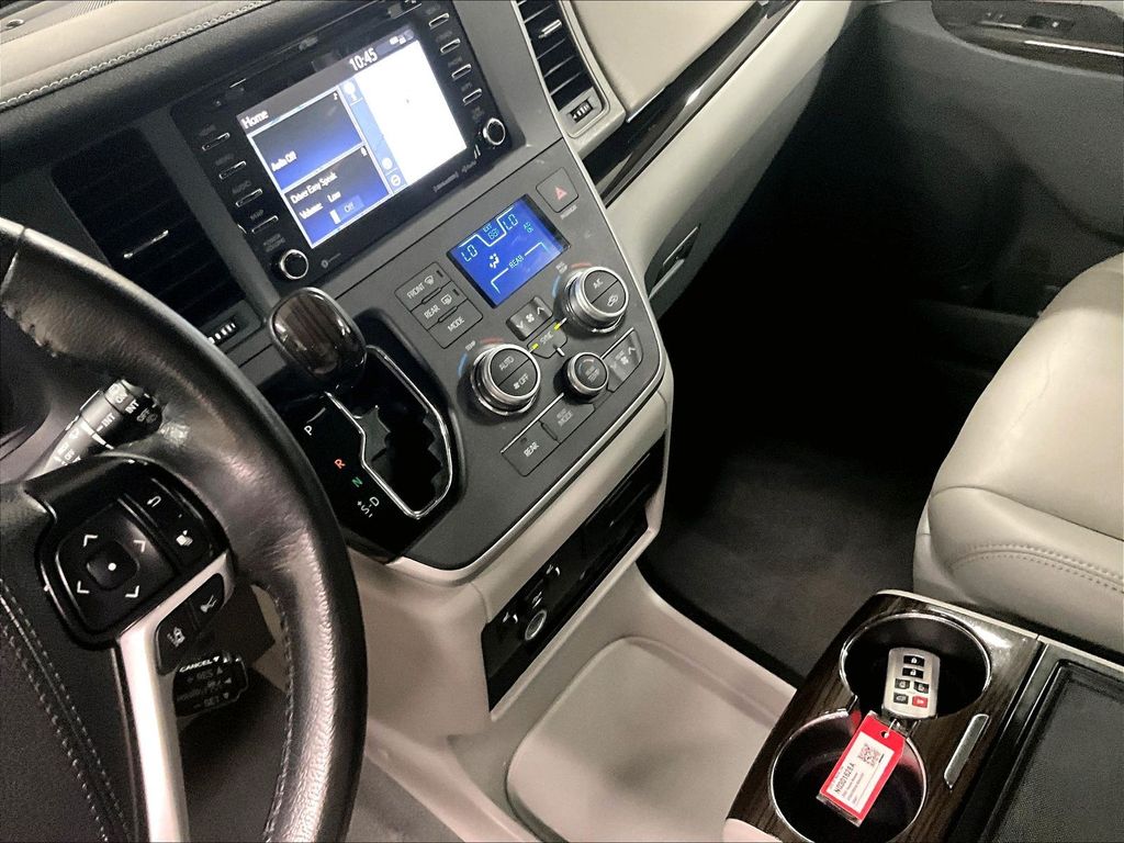 2020 Toyota Sienna — photo 20