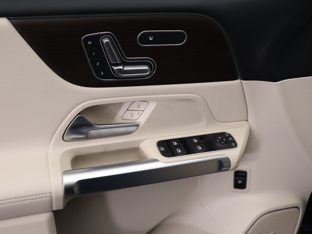 2025 Mercedes-Benz GLB 250 24