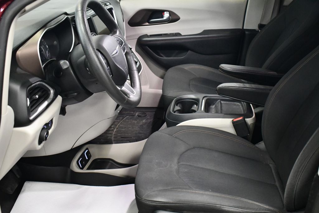 Thumbnail: 2018 Chrysler Pacifica - 6