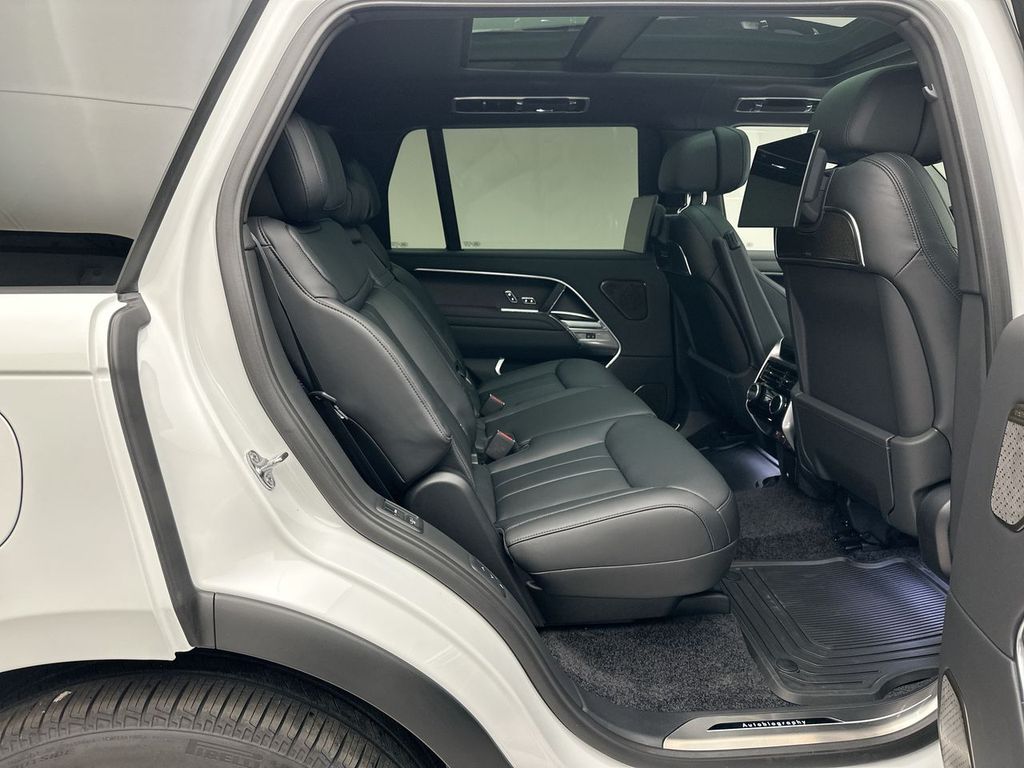 2025 Land Rover Range Rover SE 7