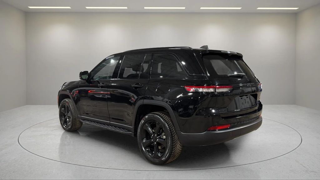 Used 2024 Diamond Black Crystal Pearlcoat Jeep Limited image 7