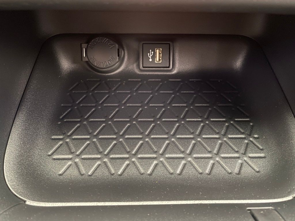 2025 Toyota RAV4 XLE 27