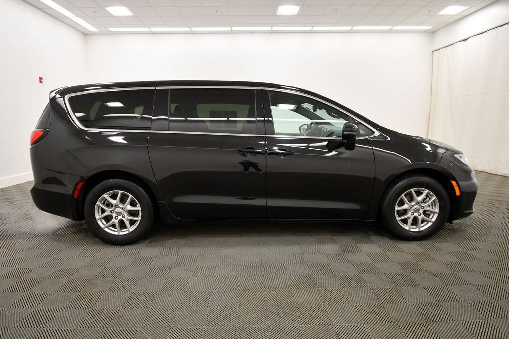 Used 2025 Chrysler Pacifica Van