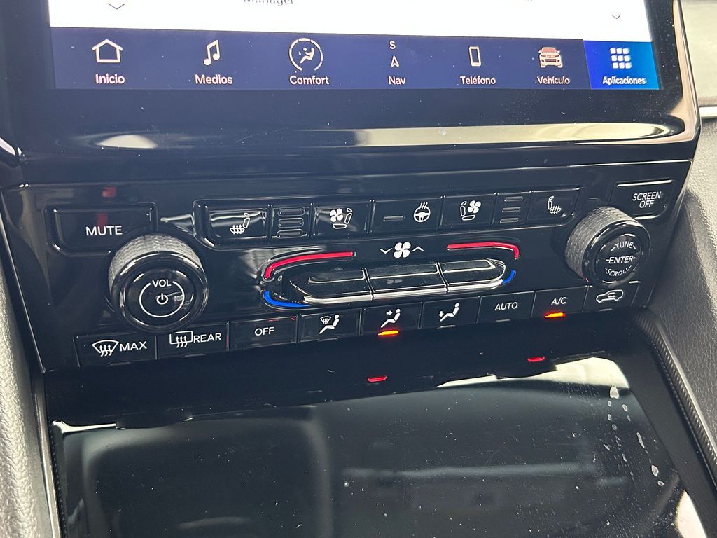 Used 2024 Diamond Black Crystal Pearlcoat Jeep Limited image 25