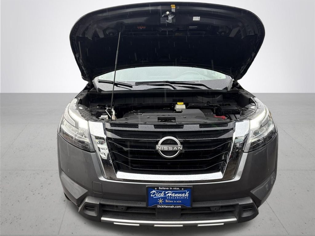 2023 Nissan Pathfinder Platinum photo 3