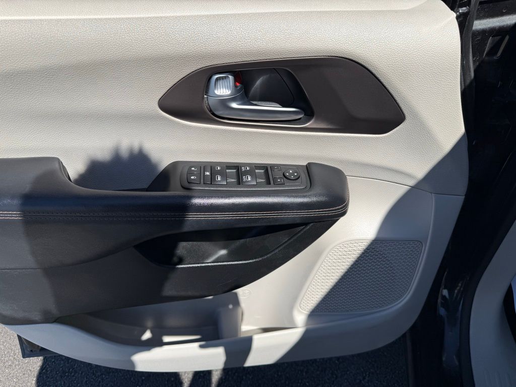 Thumbnail: 2019 Chrysler Pacifica - 11