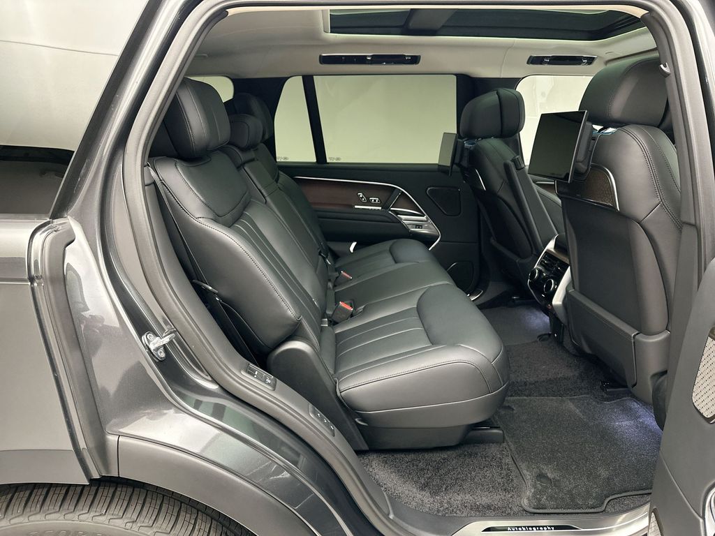 2025 Land Rover Range Rover SE 7