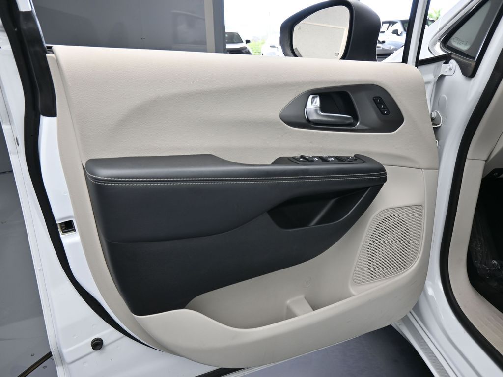 Used 2023 Bright White Clearcoat Chrysler Touring L image 16