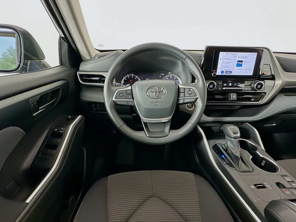 Thumbnail: 2025 Toyota Highlander - 21