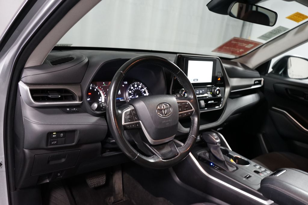 Thumbnail: 2023 Toyota Highlander - 7