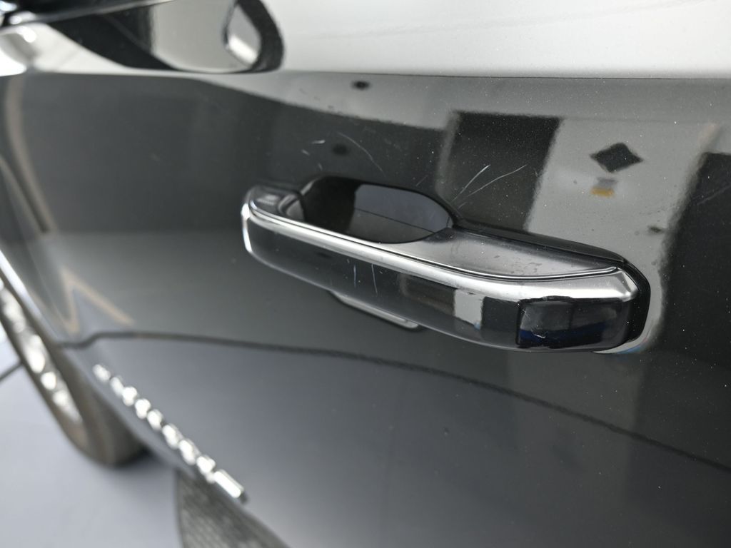 Used 2024 Diamond Black Crystal Pearlcoat Jeep Base image 37