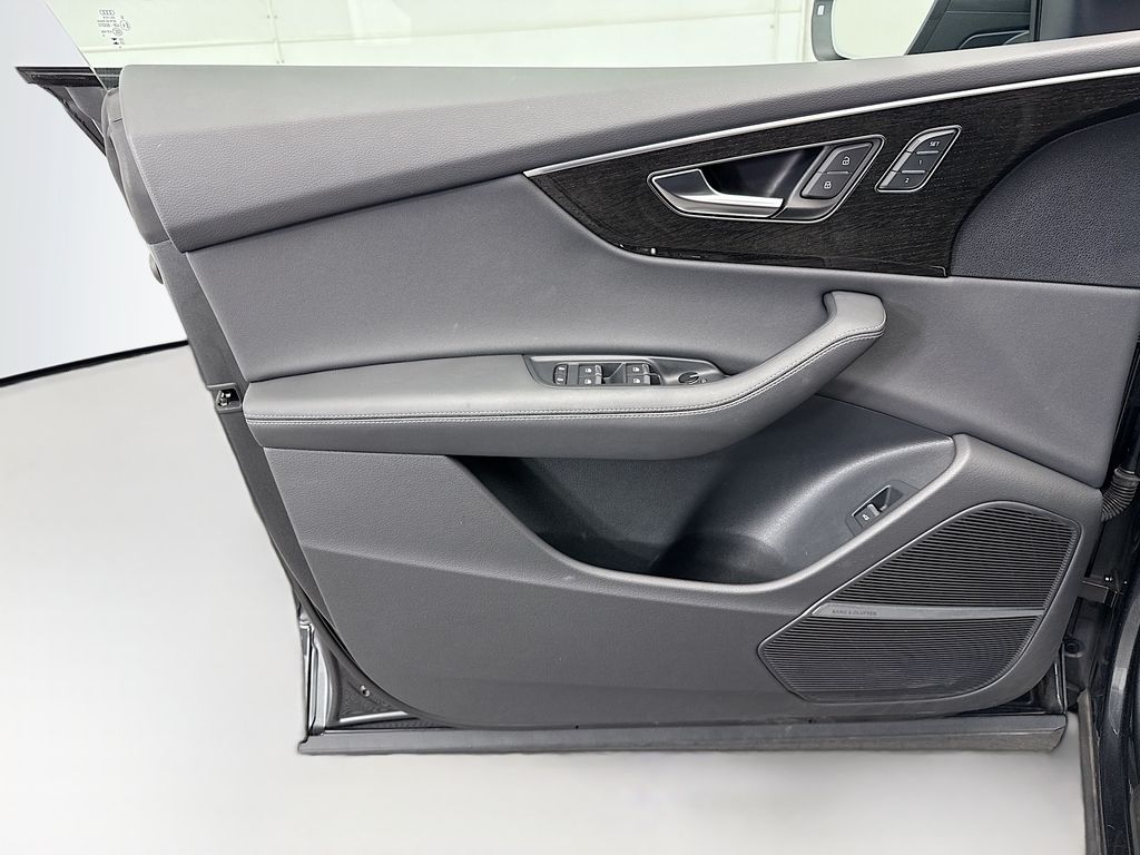 Thumbnail: 2025 Audi Q8 - 23