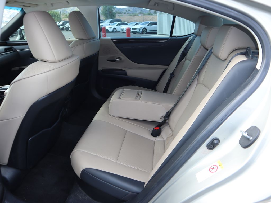 Thumbnail: 2019 Lexus ES - 10