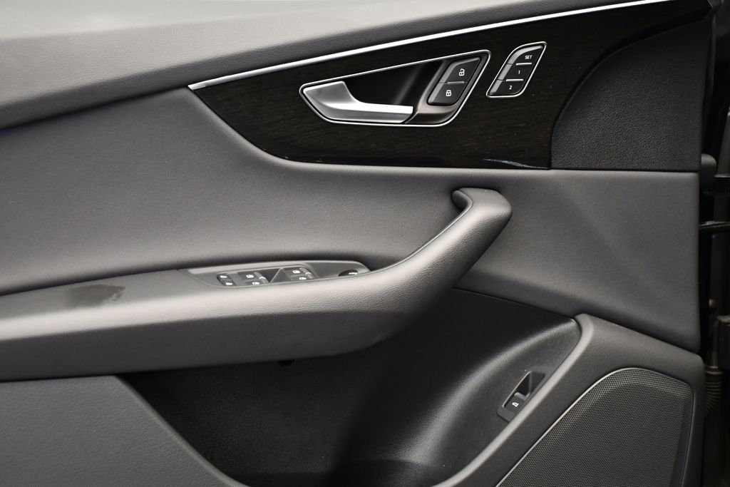 Thumbnail: 2024 Audi Q8 - 32