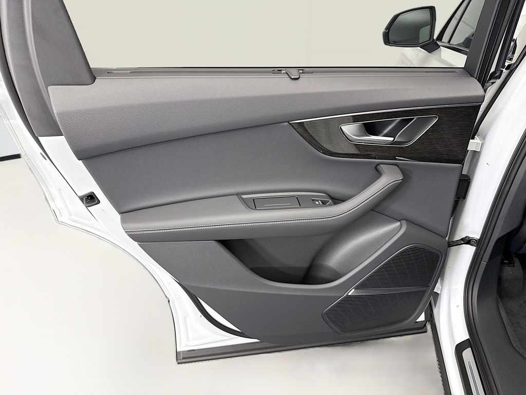 Thumbnail: 2026 Audi Q7 - 26