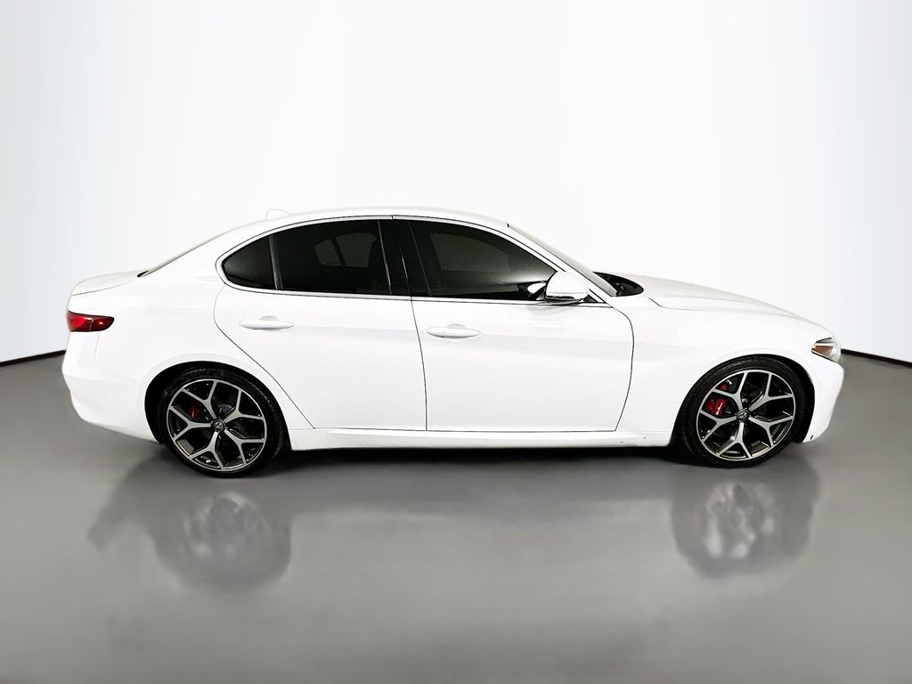 Thumbnail: 2019 Alfa Romeo Giulia - 4