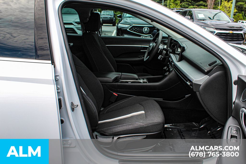 Used 2025 White Hyundai SEL image 19