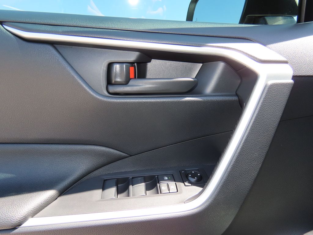 2025 Toyota RAV4 LE 23