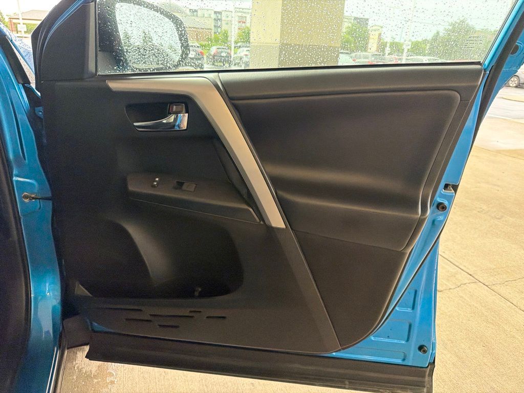 Thumbnail: 2018 Toyota RAV4 - 25