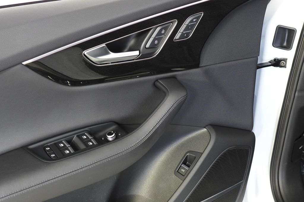 Thumbnail: 2023 Audi Q7 - 12