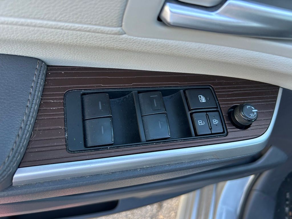 Thumbnail: 2024 Toyota Sienna - 18