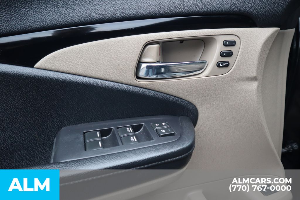 Used 2018  Honda Touring image 12