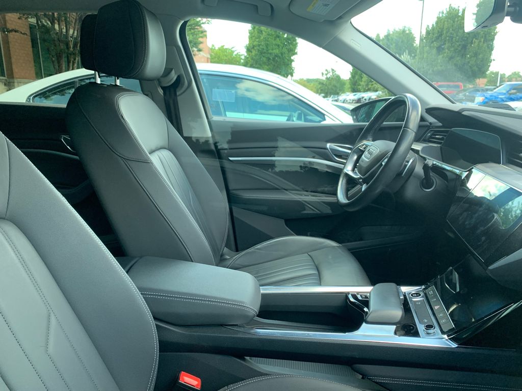 Thumbnail: 2021 Audi e-tron - 10