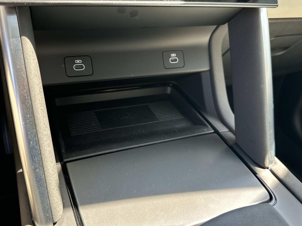 Thumbnail: 2025 Land Rover Discovery Sport - 23