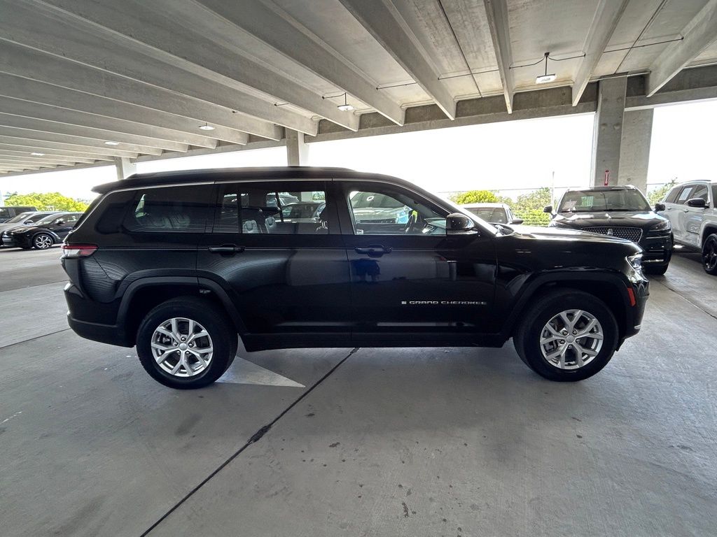 Used 2023 Diamond Black Crystal Pearlcoat Jeep Limited image 3