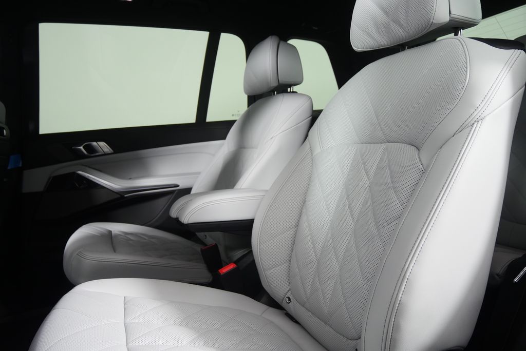 Thumbnail: 2027 BMW X7 - 15