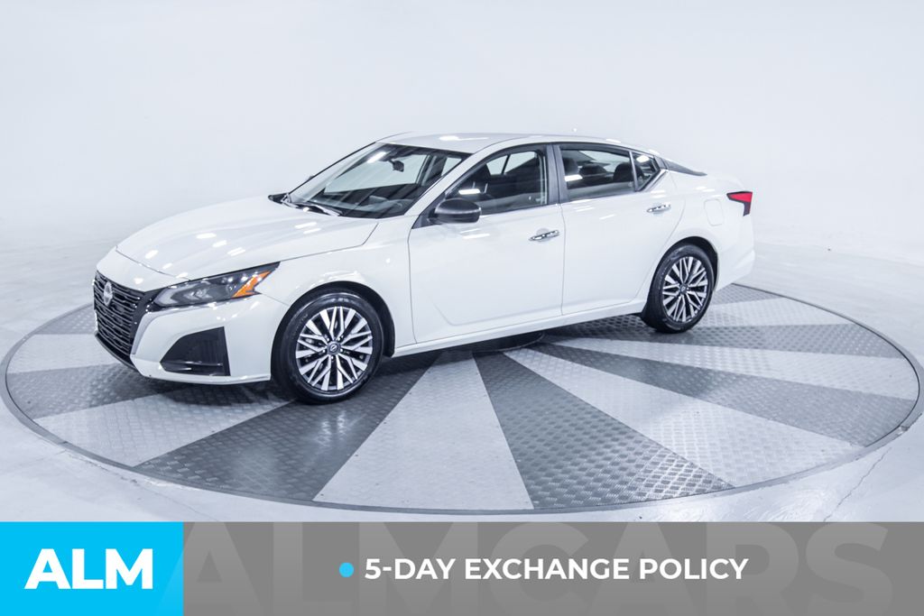 Used 2025 White Nissan 2.5 SV image 3